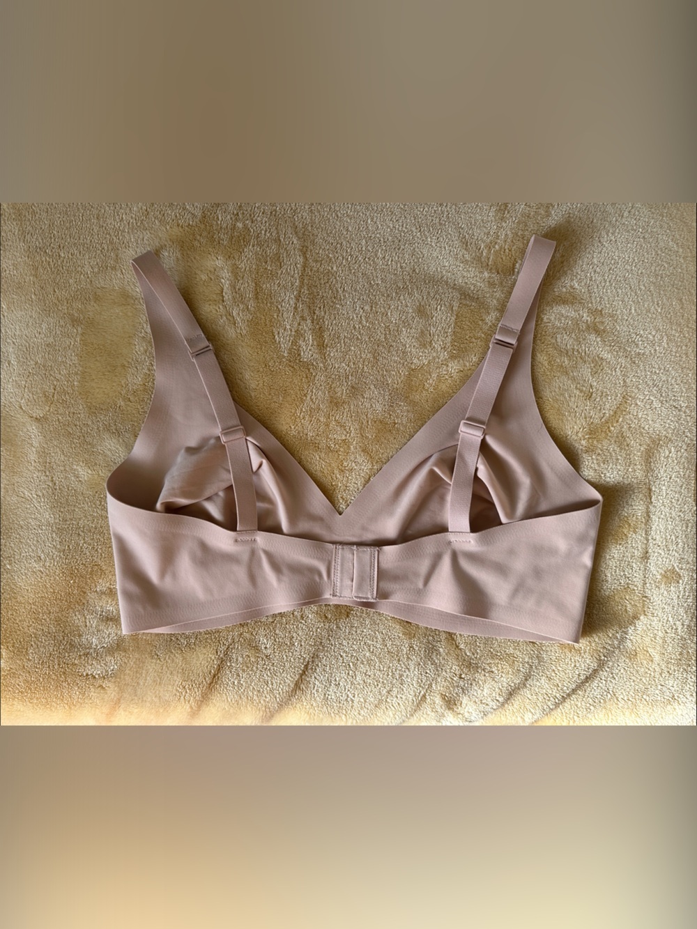 SKIMS Beige V-Neck Wireless Seamless Bra EUC - Picture 4 of 6